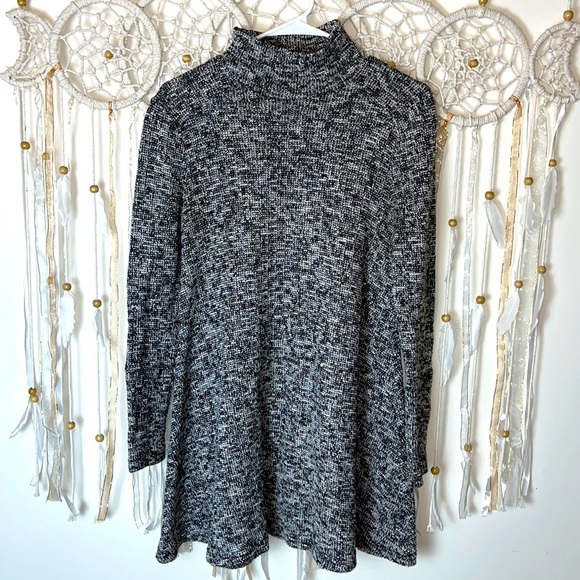 Forever 21 Sweaters - Forever 21 black white gray tunic sweater. Size medium.